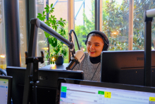 Vysielanie Trnavského rádia z preskleného štúdia v centre Trnavy.