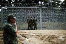 Bulharskí vojaci pri hraniciach. FOTO: Reuters