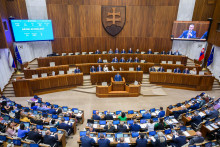V stredu ráno začínajú poslanci rokovanie termínovaným bodom z dielne Ministerstva obrany, a to návrhom na aktualizáciu vojenského zastúpenia Slovenskej republiky pri orgánoch NATO/EÚ. FOTO: TASR/Jaroslav Novák