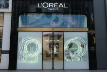 Spoločnosť predáva svoju kozmetickú divíziu firme L’Oréal.
