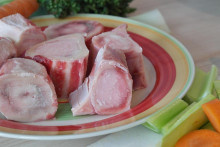 Kde nájsť veľa kolagénu?

Napríklad v tradičnom vývare z kostí. Obsahuje kolagén, glukosamín a chondroitín, ktoré posilňujú chrupavky a väzy. Vývar môže pokojne tvoriť aj základ omáčok. Pripravte si ho trikrát do týždňa. Kolagén však obsahujú aj iné potraviny, napríklad dusené hovädzie rebrá alebo pečené kuracie stehná s kožou.

FOTO: Pixabay