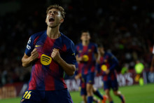 Futbalista FC Barcelona Fermin Lopez sa teší z gólu v zápase 3. kola ligovej fázy Ligy majstrov FC Barcelona - Olympiakos Pireus v Barcelone. FOTO: TASR/AP
