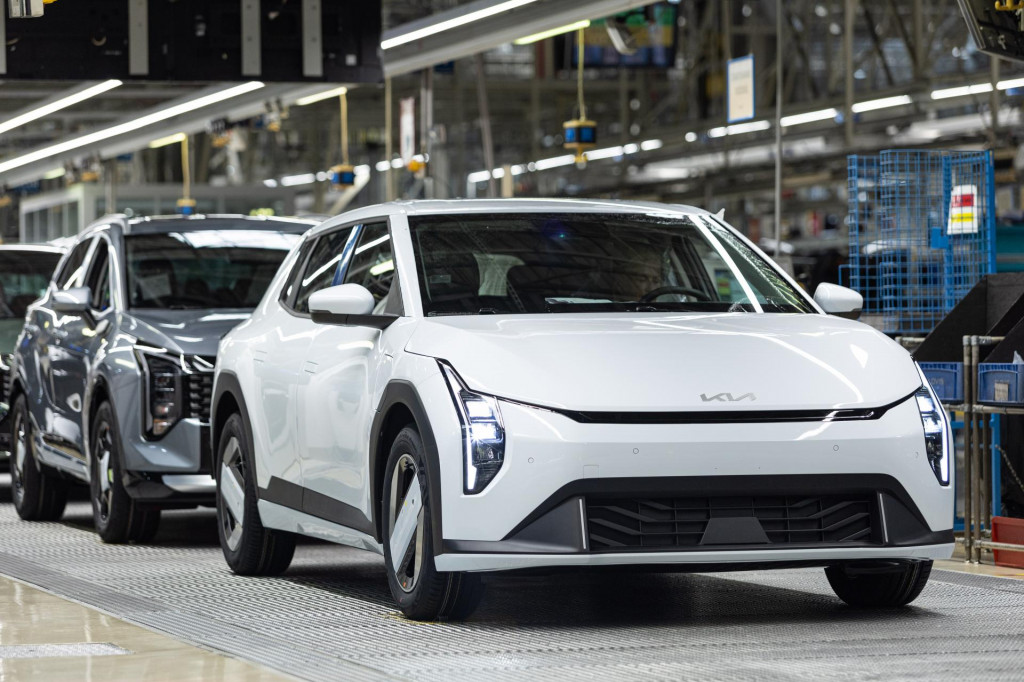 Na snímke nový automobil Kia EV4, ktorý sa u nás oficiálne začal produkovať koncom augusta. FOTO: TASR/D. Stehlík