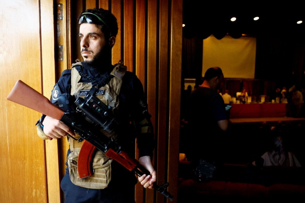 Ozbrojený strážca hliadkuje pred volebným kolégiom v Damasku, ktoré 5. októbra rozhodovalo o zložení nového sýrskeho parlamentu. FOTO: Reuters