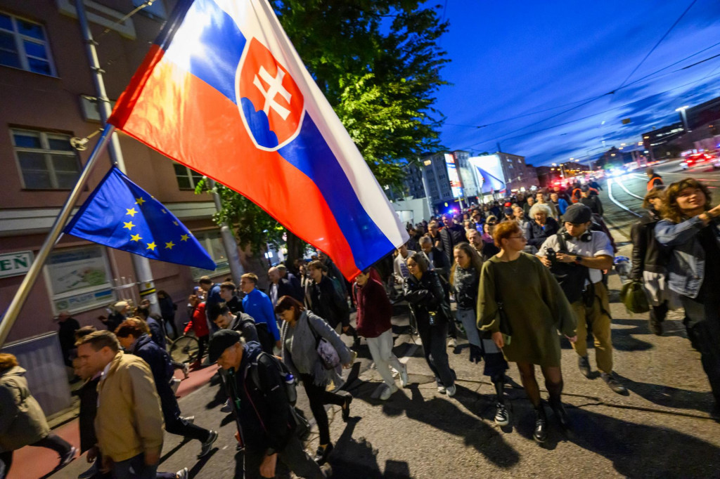 Na snímke účastníci pochodu a protestu, ktorí žiadali odstúpenie šéfa Slovenskej informačnej služby (SIS) Pavla Gašpara pred centrálou SIS v Bratislave v stredu 8. októbra 2025. FOTO: TASR/Jaroslav Novák
