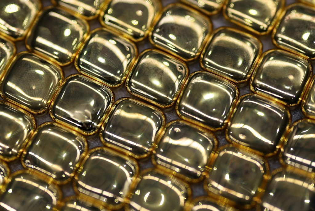 Cena zlata už dlhšiu dobu zažíva silný rast, ku ktorému prispievajú nákupy tohto kovu zo strany centrálnych bánk, geopolitické napätie, slabší kurz amerického dolára a vyhliadky na znižovanie úrokových sadzieb v Spojených štátoch. FOTO: REUTERS