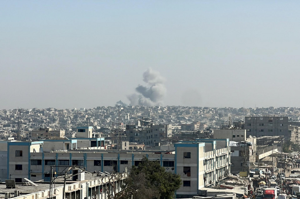 Dym stúpa po izraelskom útoku v Chán Júnis v južnom Pásme Gazy. FOTO: Reuters