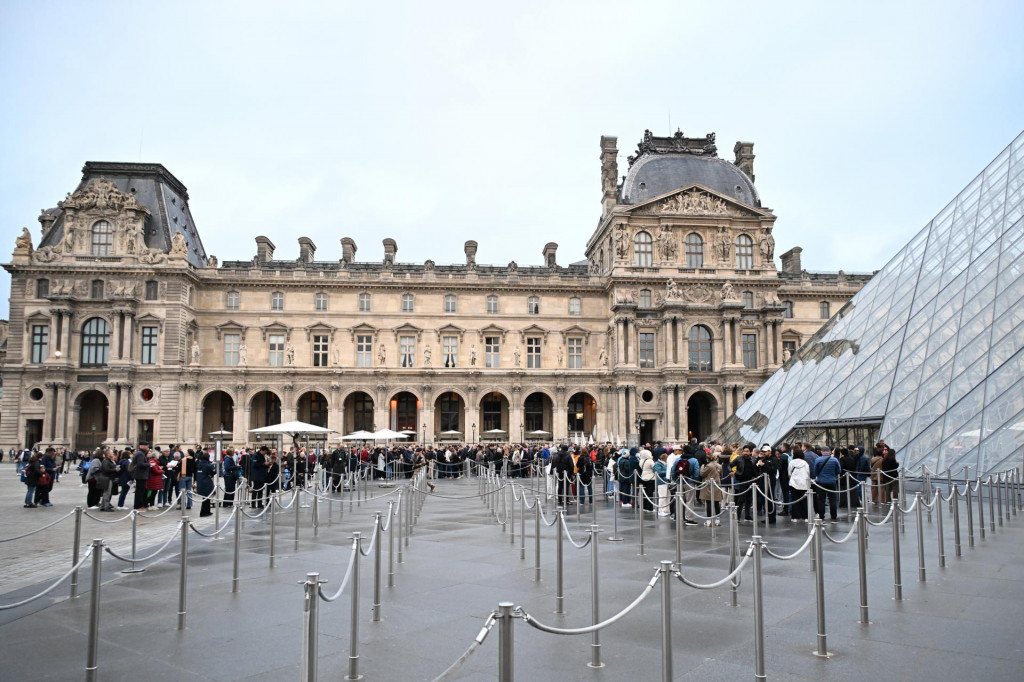 Ľudia čakajú v rade na vstup do múzea Louvre, ktoré zostalo nakoniec v pondelok zatvorené. FOTO: TASR/AP