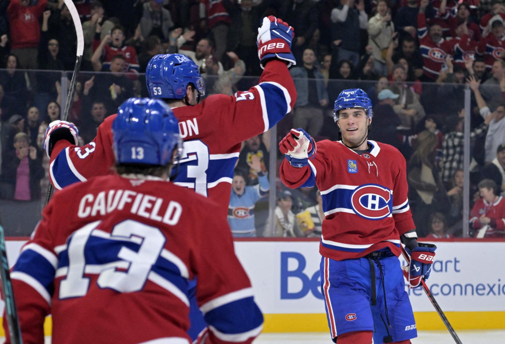 &Uacute;točn&iacute;k Montreal Canadiens Juraj Slafkovsk&yacute; oslavuje so spoluhr&aacute;čmi po strelen&iacute; g&oacute;lu. FOTO: Reuters