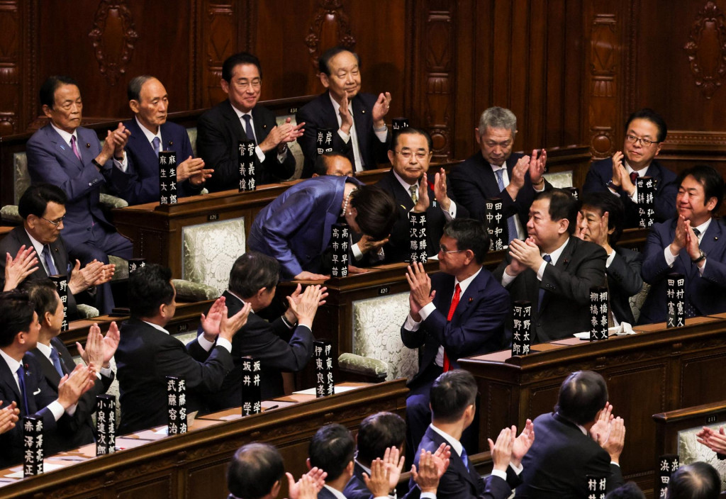 Líderka vládnucej japonskej Liberálnodemokratickej strany Sanae Takaičiová sa ukláňa po zvolení za premiérku. FOTO: Reuters