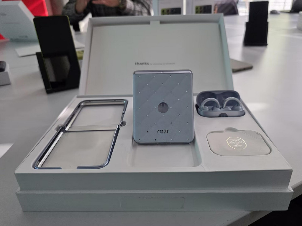 Špeciálna kolekcia smartfónu Motorola Razr 60 a slúchadiel Moto Buds Loop v úprave Swarowski.