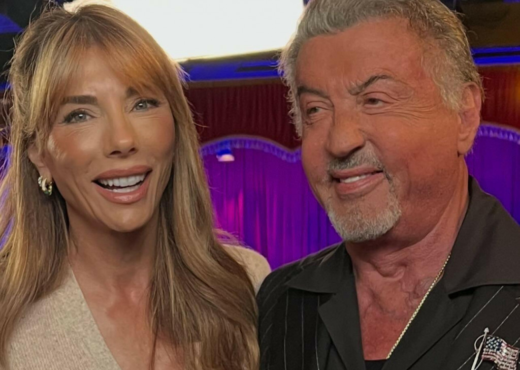 Manželka Sylvestra Stallonea má bizarnú teóriu o trans deťoch celebrít.