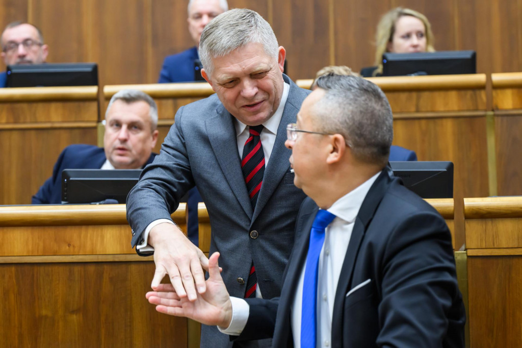 Premiér Robert Fico poďakoval ministrovi financií Ladislavovi Kamenickému za prípravu rozpočtu. FOTO: TASR/J. Novák