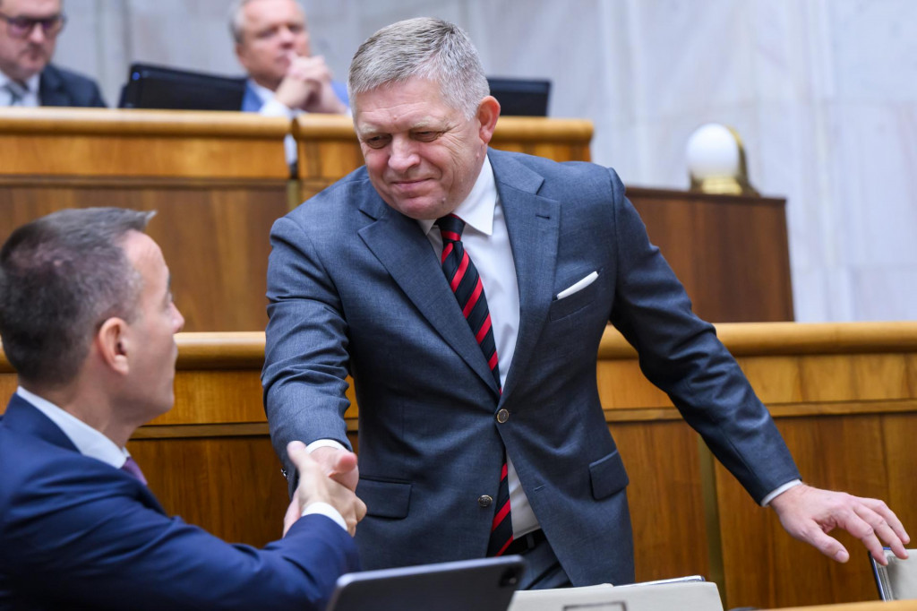 Minister školstva, vedy, výskumu, vývoja a mládeže Tomáš Drucker a predseda vlády Robert Fico počas hlasovania na 40. schôdzi parlamentu v Bratislave 21. októbra 2025. FOTO: TASR/Jaroslav Novák
