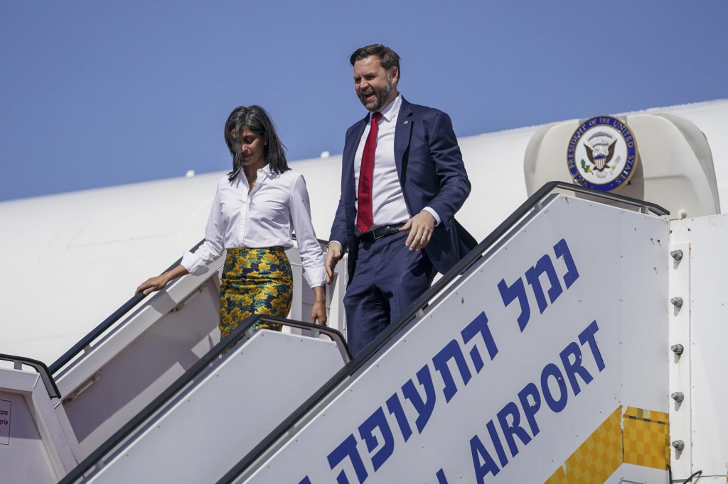 Americký viceprezident J.D. Vance (vpravo) vystupuje z lietadla so svojou manželkou Ushou Vanceovou po ich prílete na letisko Ben Guriona v Tel Avive. FOTO: TASR/AP