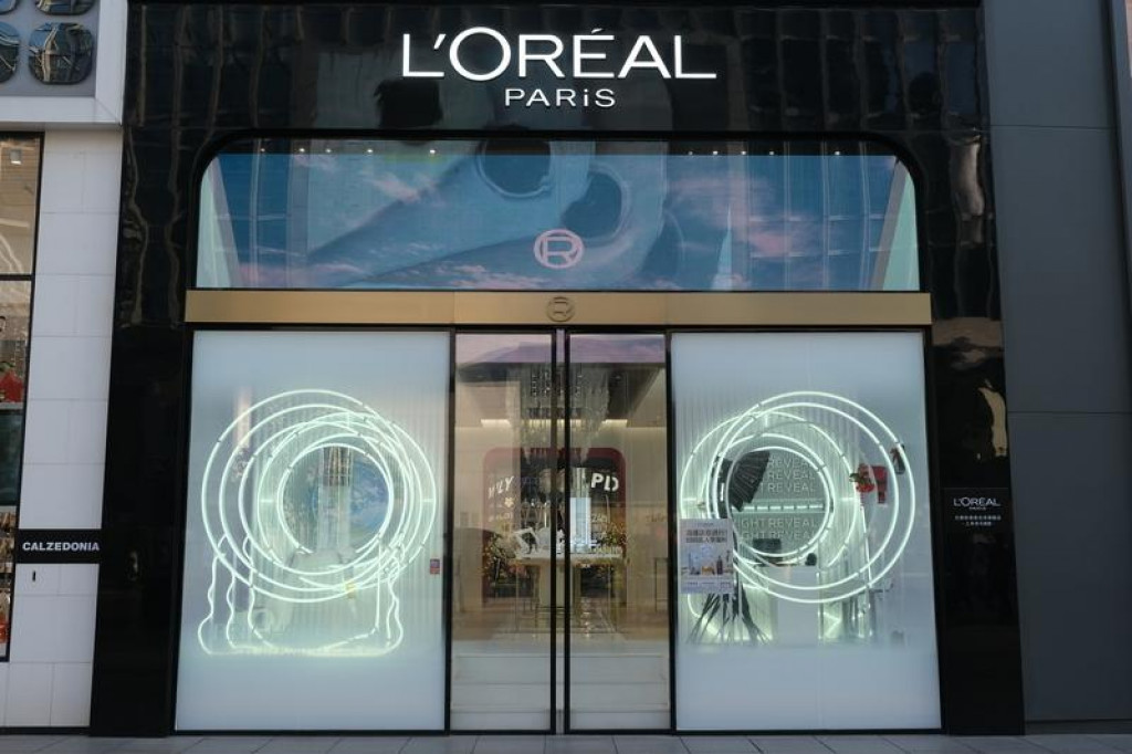 Spoločnosť predáva svoju kozmetickú divíziu firme L’Oréal.