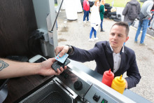 Po novom už budú musieť všetci predajcovia umožniť svojim klientom platiť bezhotovostne. FOTO: Archív HN