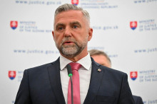 Podpredseda parlamentu Tibor Gašpar sa rozhodol zobrať zákon do vlastných rúk. Doslova. FOTO: TASR/P. Zachar