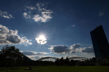 Pokiaľ sú sadzby ECB aktuálne na svojom minime, predpoklad je, že niekedy v budúcnosti by sa mali zase zvýšiť. FOTO: REUTERS