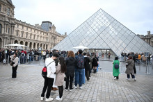 Ľudia čakajú v rade na vstup do múzea Louvre. FOTO: TASR/AP
