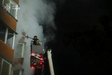 Hasiči po ruskom útoku v Kyjeve bojujú s požiarom. FOTO: REUTERS/State Emergency Service Of Ukraine