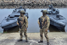 Príslušníci ukrajinskej bezpečnostnej služby stoja na stráži pri najnovších verziách námorného dronu „sea baby“. FOTO: Reuters