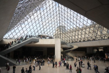 Návštevníci prechádzajú vstupnou halou múzea Louvre v Paríži. FOTO: TASR/AP