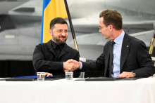 Švédsky premiér Ulf Kristersson a ukrajinský prezident Volodymyr Zelenskij. FOTO: Reuters/TT News Agency/Fredrik Sandberg