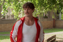 V sľube ho čakala zmena účesu a fúziky.