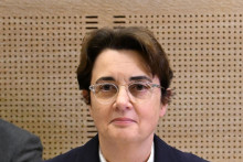 Riaditeľka parížskeho múzea Louvre Laurence des Carsová pózuje pred vypočúvaním pred francúzskym senátom 22. októbra 2025 v Paríži. FOTO: TASR/AP