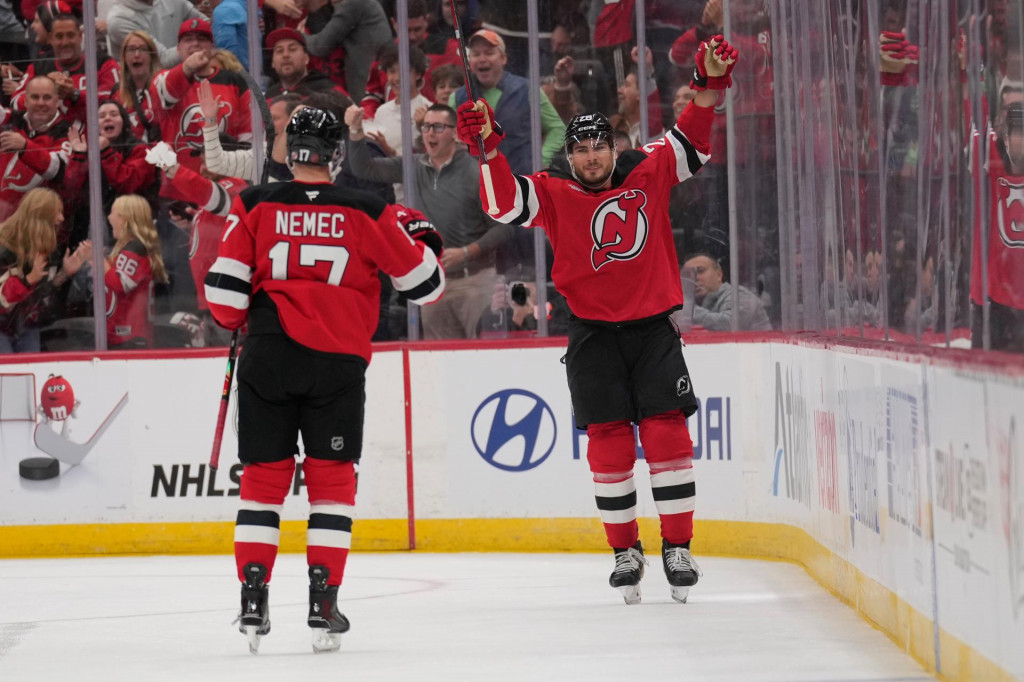 Slovenský hokejista v drese Devils Šimon Nemec (vľavo). FOTO: TASR/AP