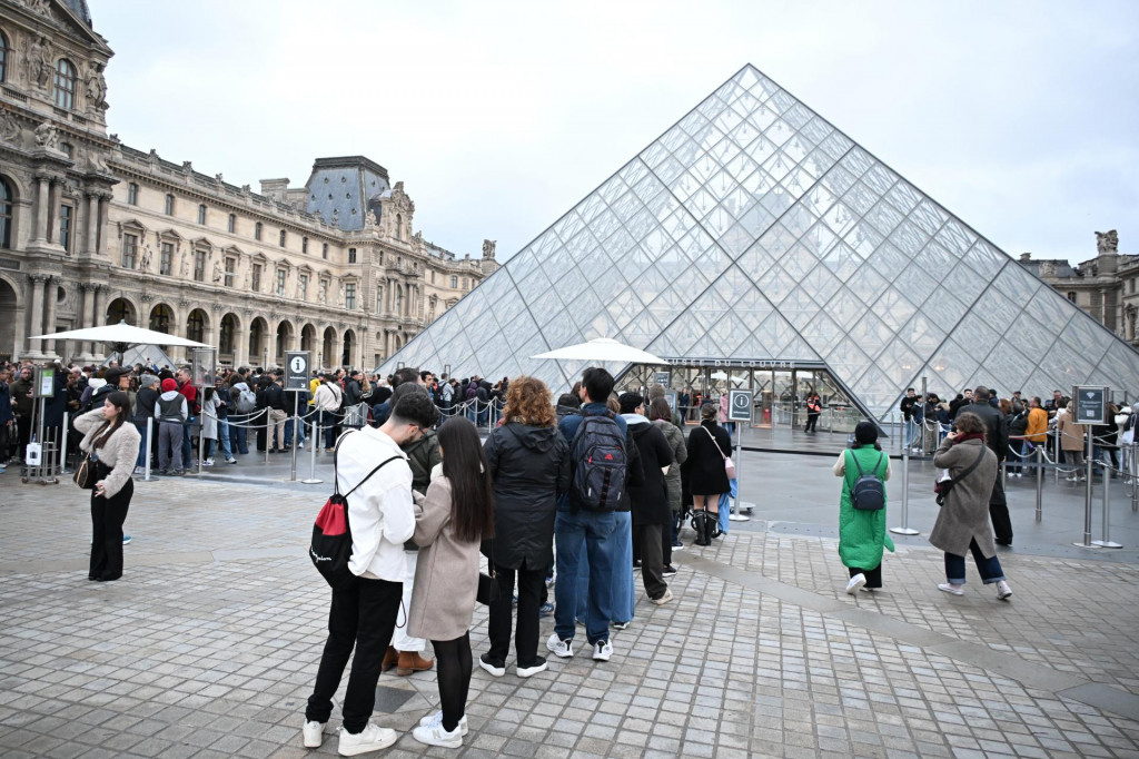Ľudia čakajú v rade na vstup do múzea Louvre. FOTO: TASR/AP

