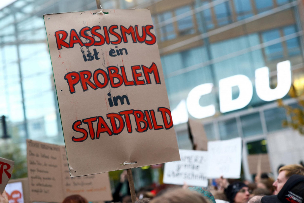 Transparent s nápisom „Rasizmus je problémom v mestských panorámach“ počas protestu proti nemeckému kancelárovi Friedrichovi Merzovi. FOTO: Reuters
