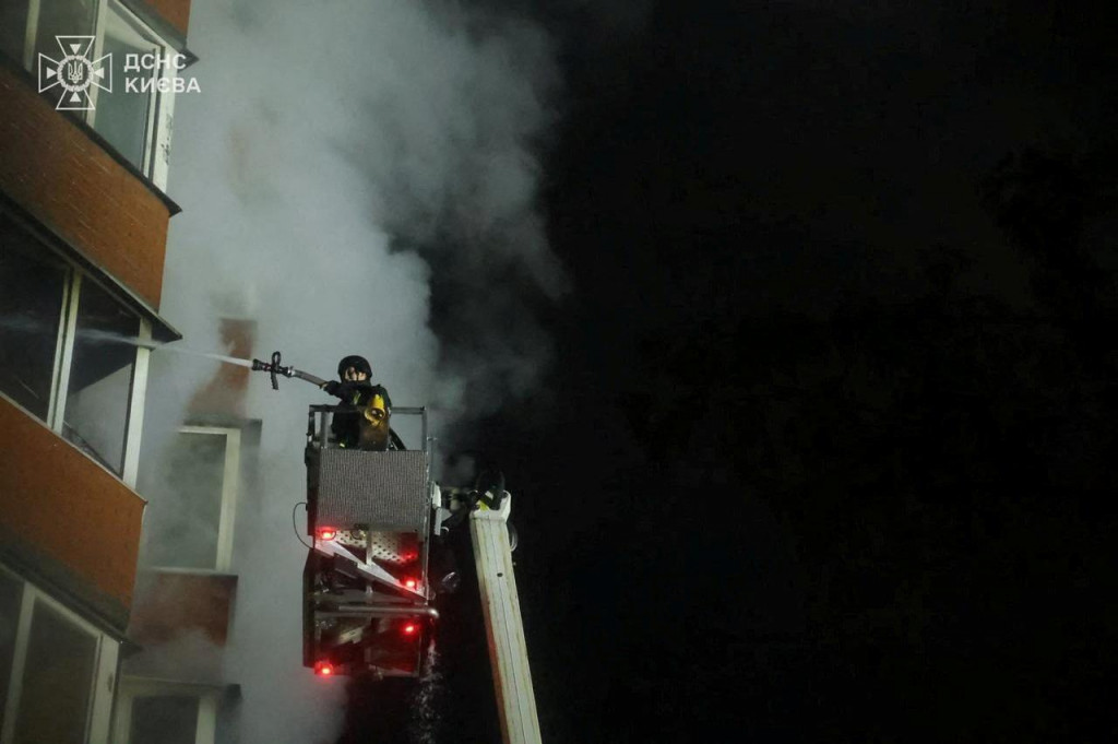 Hasiči po ruskom útoku v Kyjeve bojujú s požiarom. FOTO: REUTERS/State Emergency Service Of Ukraine