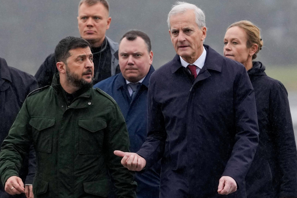 Nórsky premiér Jonas Gahr Störe sa prechádza s ukrajinským prezidentom Volodymyrom Zelenským. FOTO: Reuters/Javad Parsa/ NTB