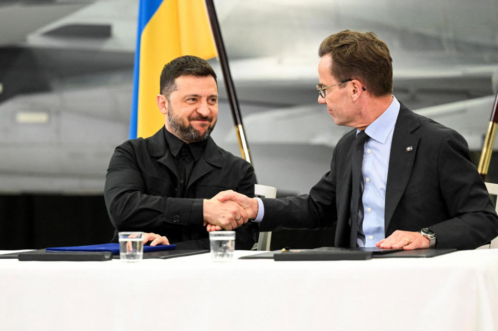 Švédsky premiér Ulf Kristersson a ukrajinský prezident Volodymyr Zelenskij. FOTO: Reuters/TT News Agency/Fredrik Sandberg