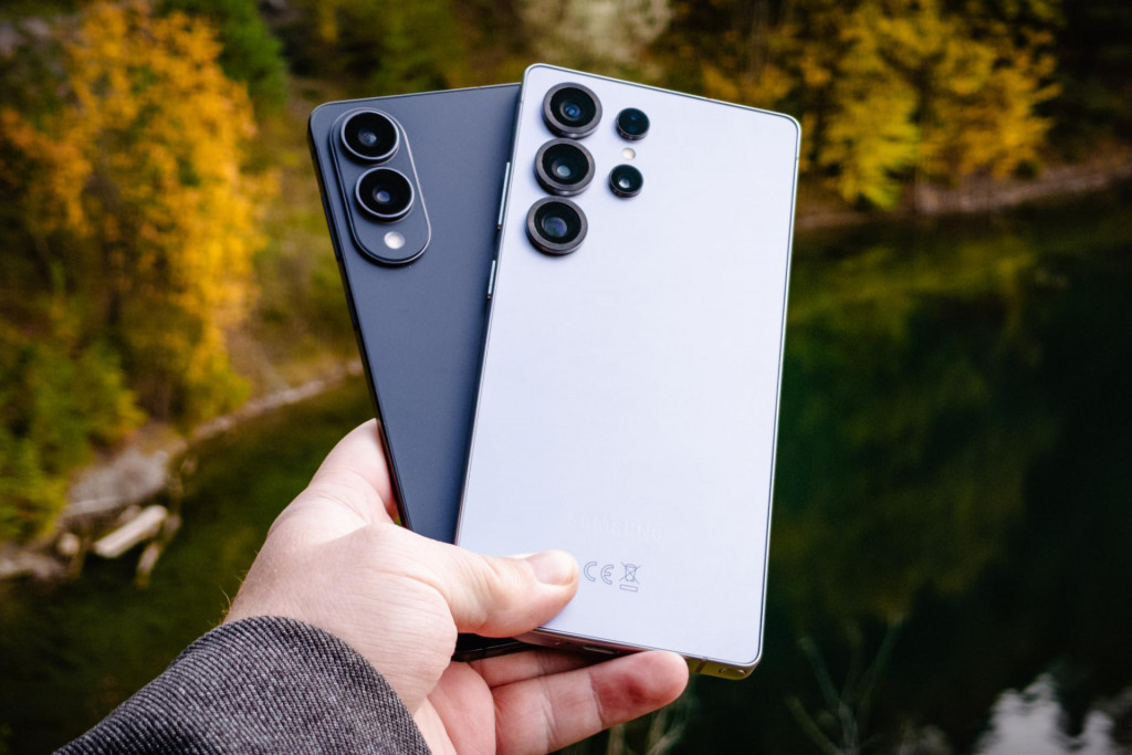 Samsung je jedným z mála výrobcov, ktorí majú v ponuke aj tenký smartfón. Na snímke čierny Galaxy S25 Edge a sivý Galaxy S25 Ultra.