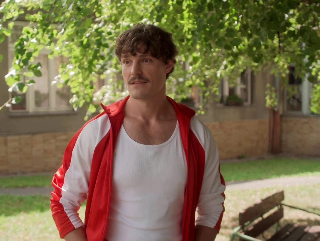 V sľube ho čakala zmena účesu a fúziky.