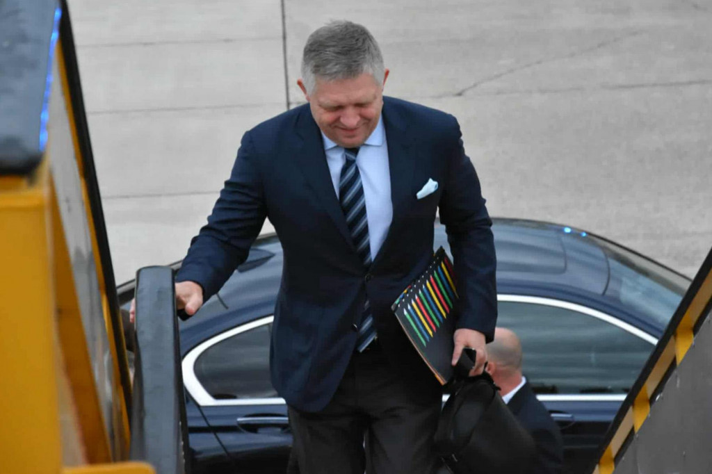 Premiér Robert Fico nastupuje do lietadla na letisku M.R. Štefánika v Bratislave pred odletom na štvrtkový summit lídrov členských krajín Európskej únie v Bruseli. FOTO: TASR/Martin Žigo