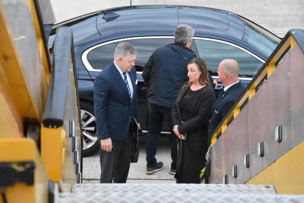 Premiér Robert Fico pri vozidle Úrad na ochranu ústavných činiteľov a diplomatických misií. FOTO TASR/Martin Žigo