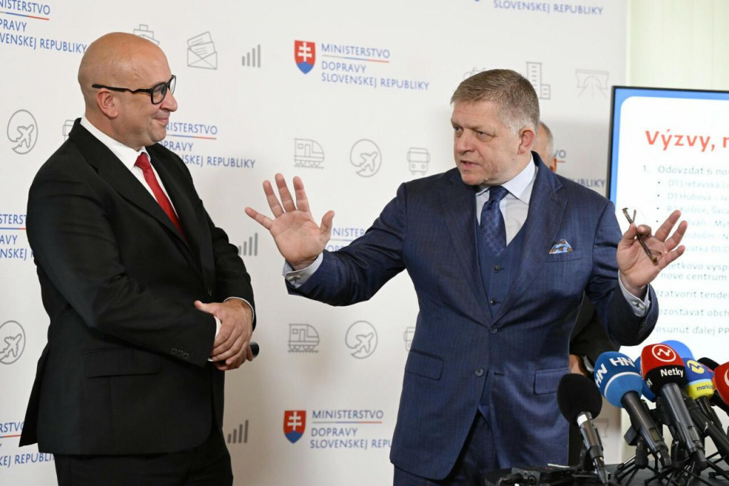 Premiér Robert Fico a minister dopravy Jozef Ráž počas kontrolného dňa na rezorte dopravy. 
