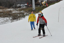 Lyžiari na svahoch v Tatranskej Lomnici. FOTO: Marek Nemec