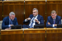 Podpredsedovia parlamentu Tibor Gašpar (Smer-SD), Andrej Danko (SNS) a Peter Žiga (Hlas-SD). FOTO: TASR/Jaroslav Novák