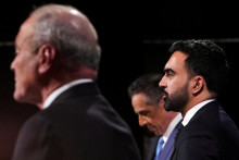 Demokratický kandidát, poslanec Zohran Mamdani, sa zúčastňuje druhej debaty o poste starostu mesta New York s nezávislým kandidátom, bývalým guvernérom New Yorku Andrewom Cuomom, a republikánskym kandidátom Curtisom Sliwom. FOTO: Reuters