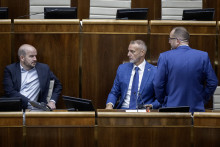 Podpredseda parlamentu Martin Dubéci (PS), predseda parlamentu Richard Raši (Hlas-SD) a poslanec Róbert Puci (Hlas-SD). FOTO: TASR/Martin Baumann