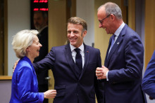 Predsedníčka Európskej komisie Ursula von der Leyenová, francúzsky prezident Emmanuel Macron a nemecký kancelár Friedrich Merz sa stretávajú na summite lídrov Európskej únie v Bruseli. FOTO: Reuters