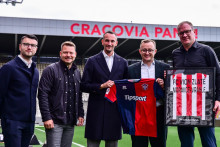 Zástupcovia oboch klubov po podpise spolupráce. Úplne vpravo je generálny manažér vionistov Marek Ondrejka. FOTO: fcvion.sk (Kacper Mróz - @kacperzmeczu)