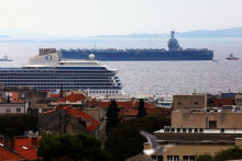 Lietadlová loď USS Gerald R. Ford zakotvila v chorvátskom prístavnom meste Split.