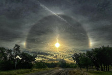 Toto nie je odlesk objektívu z fotoaparátu. Parhéliá vznikajú lámaním slnečného svetla ľadovými kryštálmi unášanými vzduchom, uvádza Live Science.

Výsledkom je jedna alebo viac škvŕn jasného svetla nachádzajúcich sa okolo Slnka.