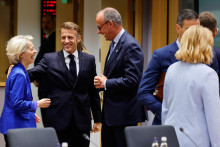 Nemecký kancelár Friedrich Merz (uprostred) sa rozpráva s francúzskym prezidentom Emmanuelom Macronom (druhý zľava) a predsedníčkou Európskej komisie Ursulou von der Leyenovou (vľavo) počas rokovania za okrúhlym stolom na summite EÚ v sídle Európskej rady v Bruseli. FOTO: TASR/AP